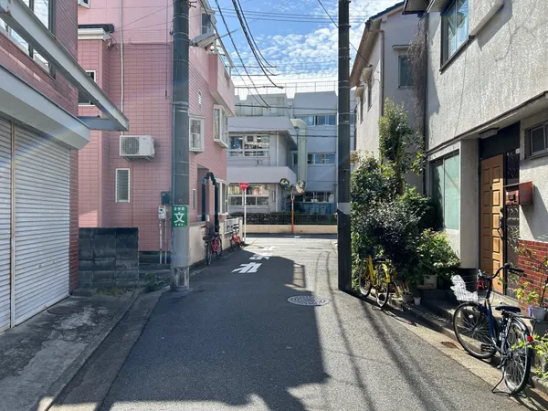 西側前面道路