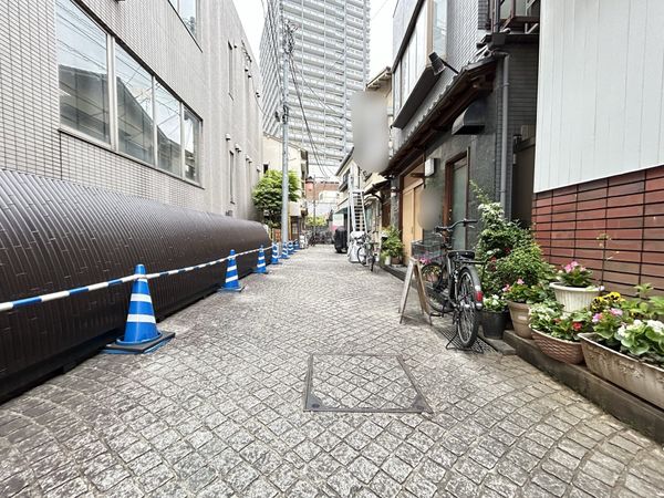 新宿区神楽坂4丁目 前面道路含む外観