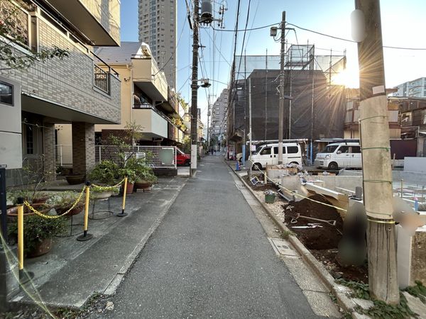 新宿区原町3丁目 新築戸建 前面道路含む外観 前面道路含む外観