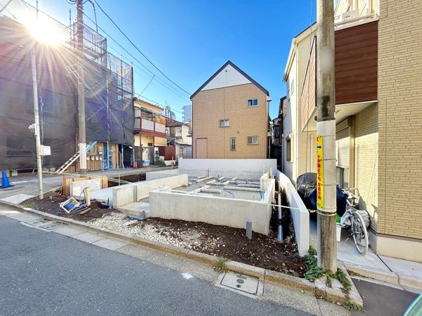 新宿区原町3丁目 新築戸建 前面道路含む外観 新宿区原町3丁目 新築戸建 前面道路含む外観