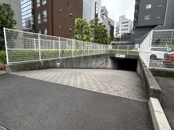 地下駐車場入り口