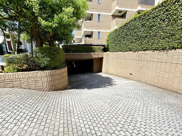 駐車場アプローチ