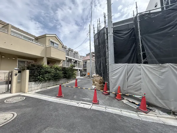 前面道路含む外観