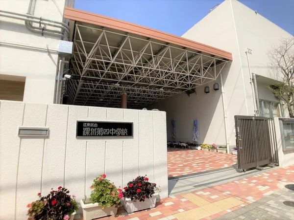 徒歩6分。