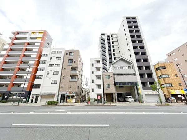 外観（前面道路含む）