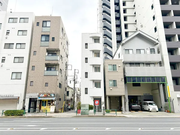 外観（前面道路含む）