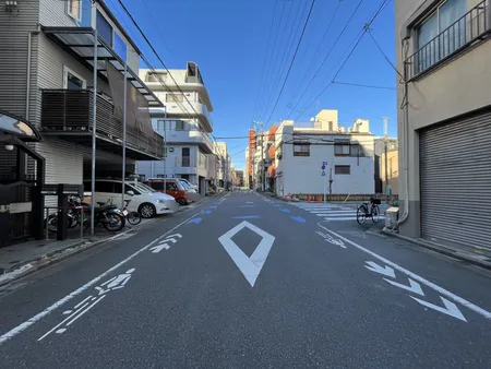 前面道路は歩道も整備され、小さなお子様にも安心