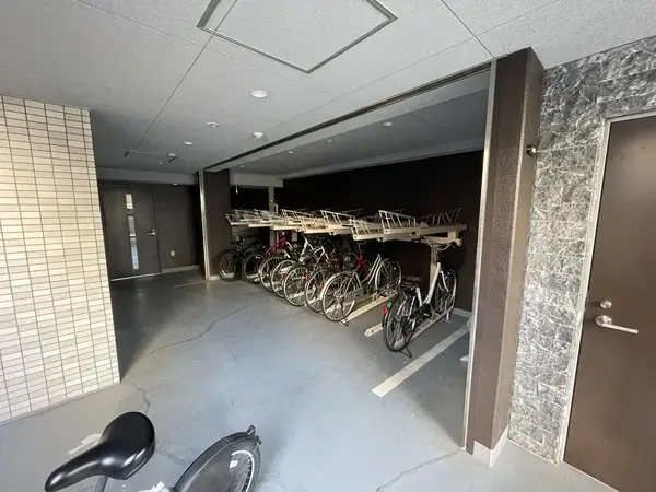 出し入れのしやすい広い自転車置き場