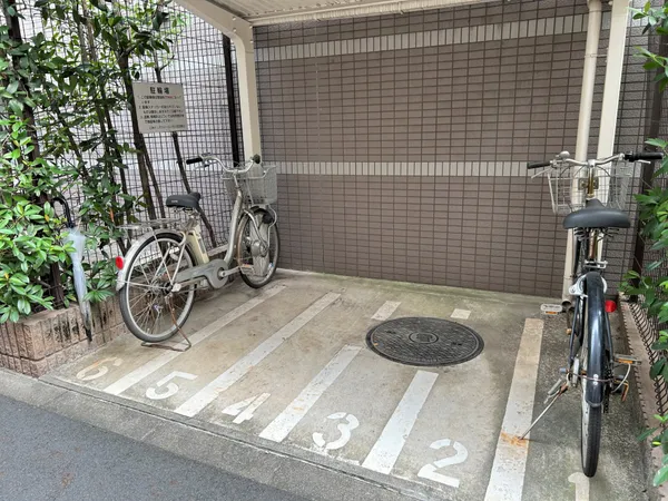 駐輪場は屋根付きなので雨から自転車を守ります