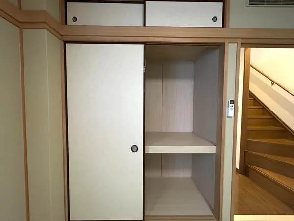 押入