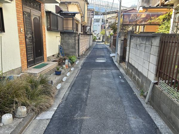 足立区足立2丁目古家付土地 前面道路含む外観