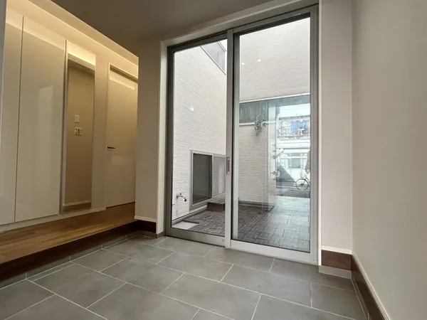 インナーテラス（坪庭）に面した明るく開放的な印象の玄関。