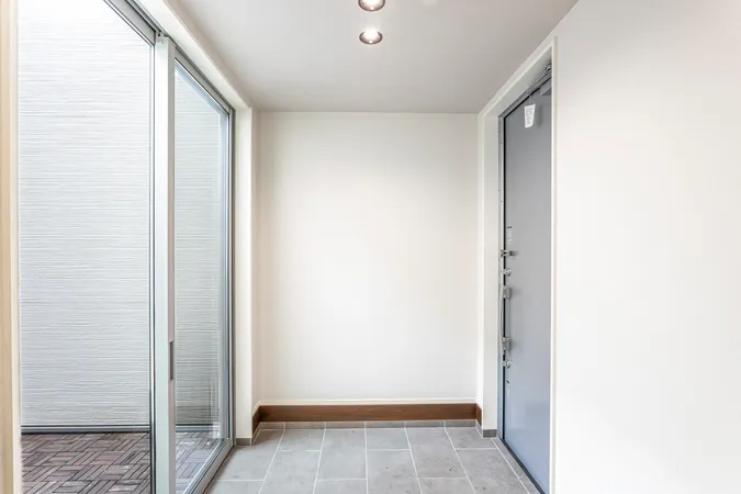 インナーテラス（坪庭）に面した明るく開放的な印象の玄関。