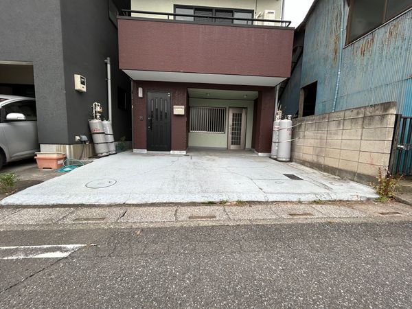 越谷市蒲生1丁目 店舗付き住宅 駐車場