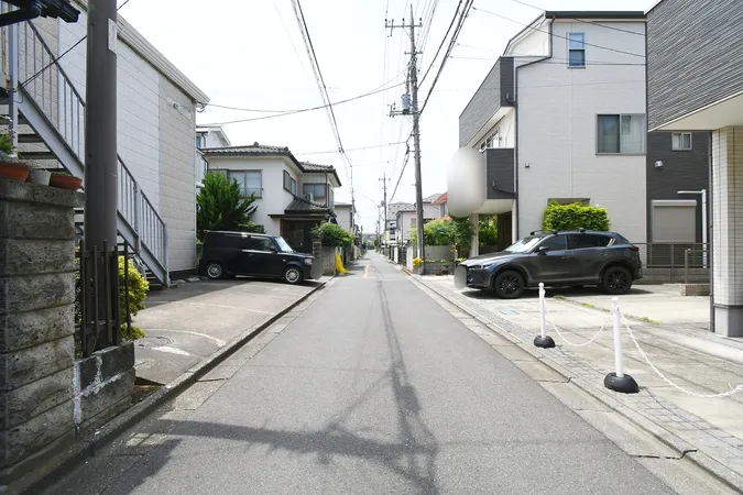 前面道路（北西側）