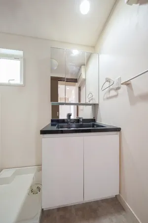 2F洗面所・脱衣所※画像は実際の室内写真および間取り図をもとに、CGにて再現した「空室リフォームイメージ」であり、実際とは多少異なります。