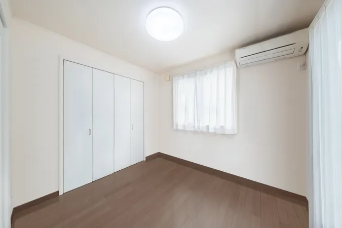 1F洋室約4.8帖※画像は実際の室内写真および間取り図をもとに、CGにて再現した「空室リフォームイメージ」であり、実際とは多少異なります。