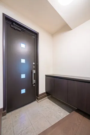 1F玄関（2DK側）※画像は実際の室内写真および間取り図をもとに、CGにて再現した「空室リフォームイメージ」であり、実際とは多少異なります。