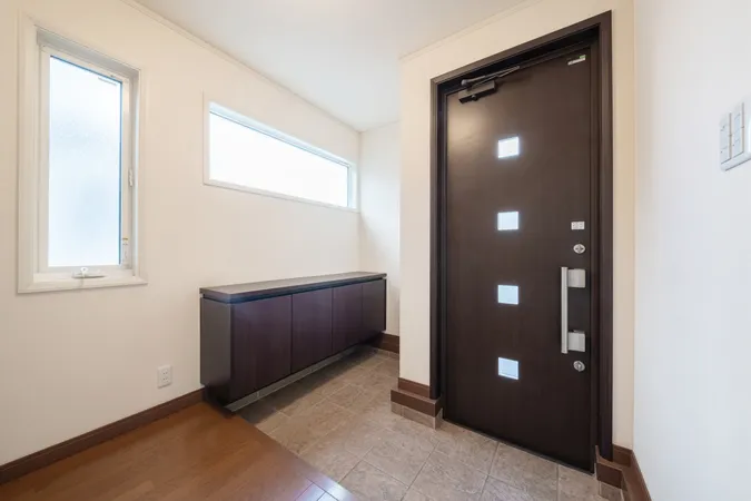 1F玄関（4LDK側）※画像は実際の室内写真および間取り図をもとに、CGにて再現した「空室リフォームイメージ」であり、実際とは多少異なります。