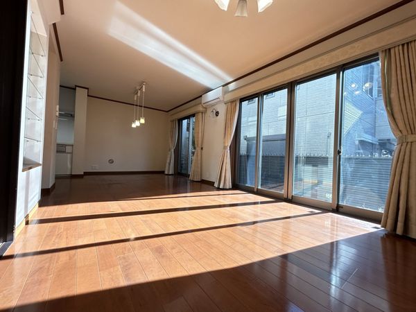 世田谷区東玉川二丁目戸建 リビング