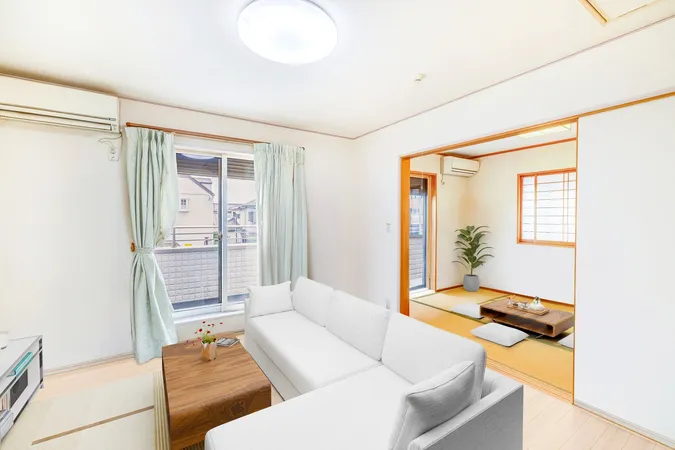 洋室約8.0帖※実際の室内写真に家具・調度品の配置例を CG 合成したものです。家具等は販売価格に含まれません。