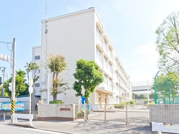 徒歩8分。