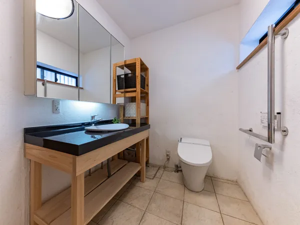 【洗面室・トイレ】トイレは温水洗浄便座付きで、毎日快適にご使用いただけます。洗面台が同じ空間に設置されているため手洗いがすぐにでき、衛生的です。
