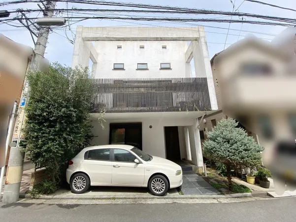 【現地外観写真】駐車スペースがあります(車種による)。お車以外にもバイクや自転車なども駐車していただけます。前面道路は約8.0mの公道に接道しており、お車の出し入れがスムーズです。