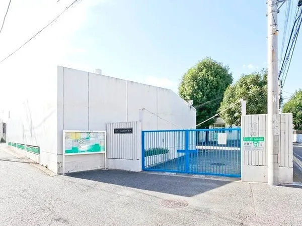 徒歩10分。低学年のお子様でも通学の負担が少ない距離にあります。また学校行事の際も、保護者の方が歩いて行きやすいです。