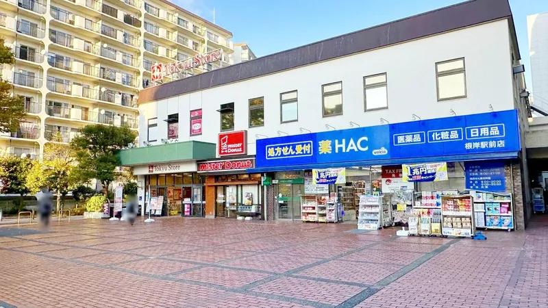 徒歩7分。営業時間は平日9:00～23:00・土日祝9:00～22:00です。肉や魚、野菜などの生鮮食品の取り扱いがあります。30台分の駐車場が設けられています。