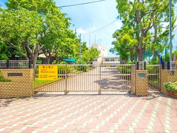 徒歩11分。お子様が6年間通学しやすい距離にあります。HPに、学校だより・学校生活の様子などが掲載されています。