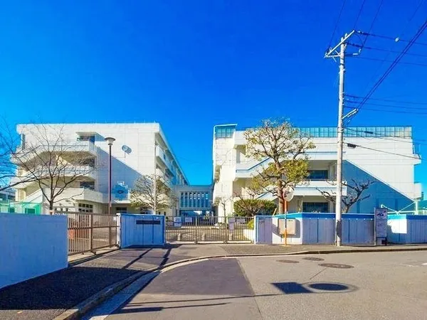 徒歩15分。「生徒一人ひとりの個性を大切にしながら、自らの可能性を信じ、たえず成長していこうとする人間の育成を目指す」中学校です。HPで「学校だより」が公開されており、行事予定などを確認できます。