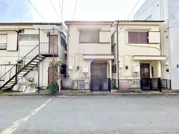 【現地外観写真】木造2階建。全居室に窓を備えた3SDKの住まいです。浴室には窓が設けられていますので、自然光を採り込めるだけでなく、換気もできます。