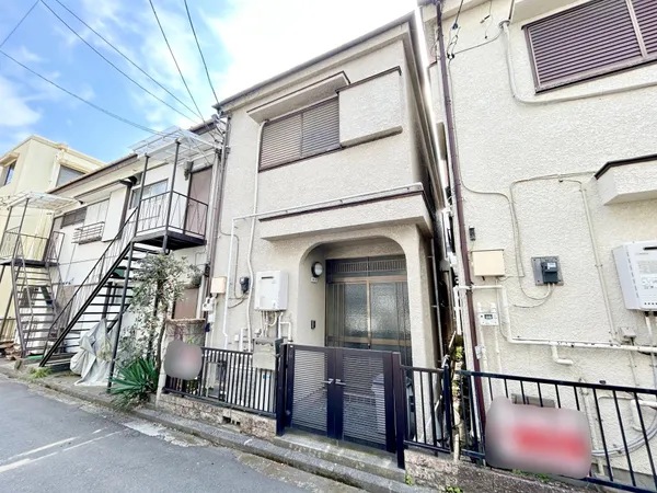 【現地外観写真】郵便局やクリニックなどが徒歩4分圏内に揃います。生活利便施設が身近に揃う、暮らしやすい住環境です。