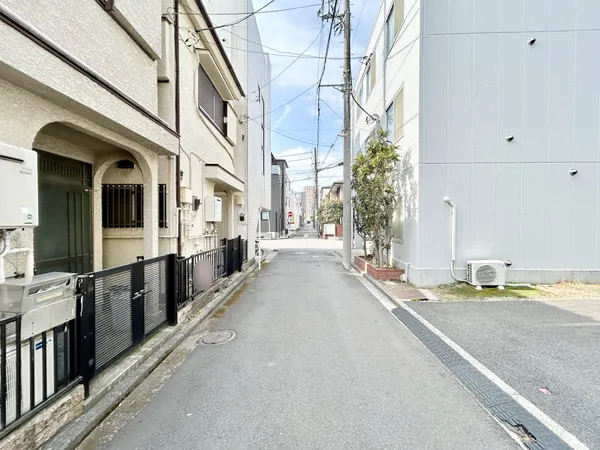 【前面道路含む現地写真】前面道路は見通しの良い直線道路です。アスファルト舗装済で、お子様でも通行しやすいです。