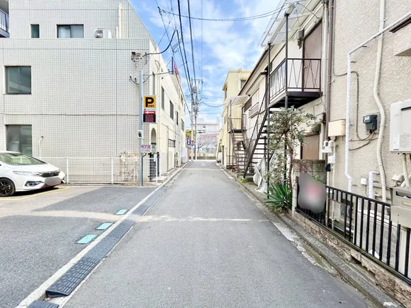 【前面道路含む現地写真】北西側前面道路幅員は約4ｍです。ぜひ現地にてご確認ください。お問い合わせお待ちしております。