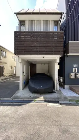 【前面道路含む現地写真】南東側前面道路幅員は約4mです。大型車の通行が抑制されるため、比較的静かな環境でお過ごしいただけます。