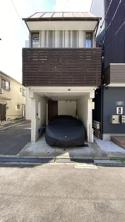 【現地外観写真】駐車場には、お車以外にバイクや自転車なども駐車していただけます。雨の日でもメンテナンスなどを行うことができます。