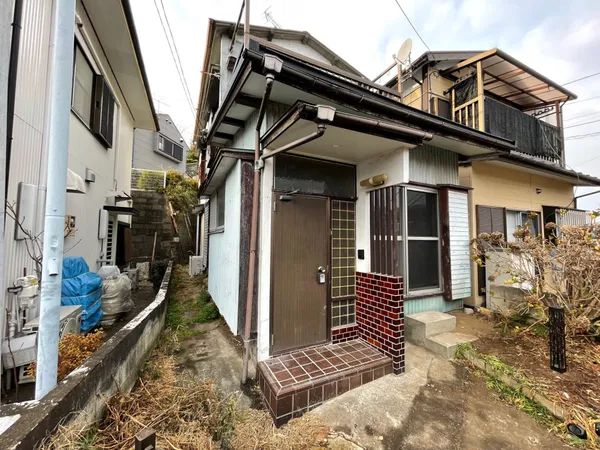 【現地外観写真】周辺は第一種低層住居専用地域の閑静な住宅街です。風致地区内の緑豊かな住環境も魅力。落ち着いた暮らしが叶います。