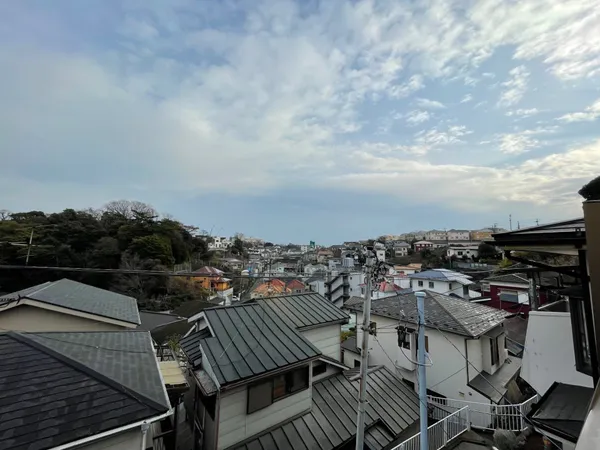 【バルコニーからの眺望】南東向きバルコニーからの眺望です。屋外の空気を吸ってリフレッシュすることができます。