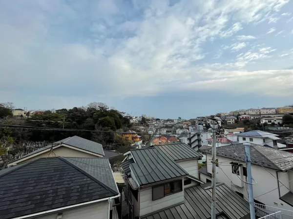 【バルコニーからの眺望】前面に日差しを遮る高い建物はありません。暖かな陽光が室内まで降り注ぎます。