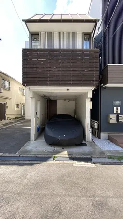 【前面道路含む現地写真】南東側前面道路幅員は約4mです。大型車の通行が抑制されるため、比較的静かな環境でお過ごしいただけます。