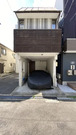 【現地外観写真】駐車場には、お車以外にバイクや自転車なども駐車していただけます。雨の日でもメンテナンスなどを行うことができます。