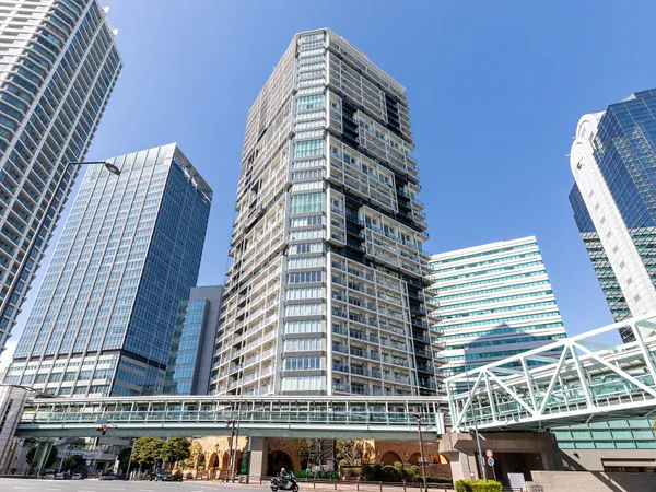 【外観】JR各線「横浜」駅徒歩6分の立地。三井不動産レジデンシャル（株）旧分譲の34階建タワーマンション。