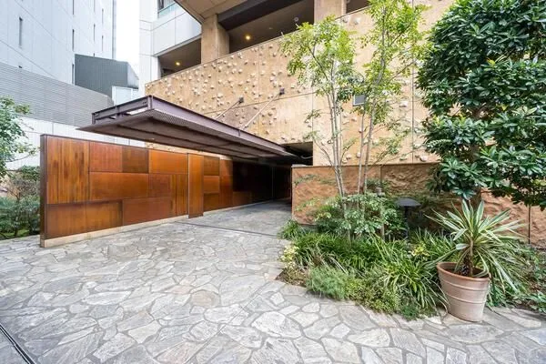 【エントランス】総戸数258戸のマンション。スカイラウンジ・ゲストルーム・デッキテラスなどの共用施設が設けられています(一部有償・規約有)。