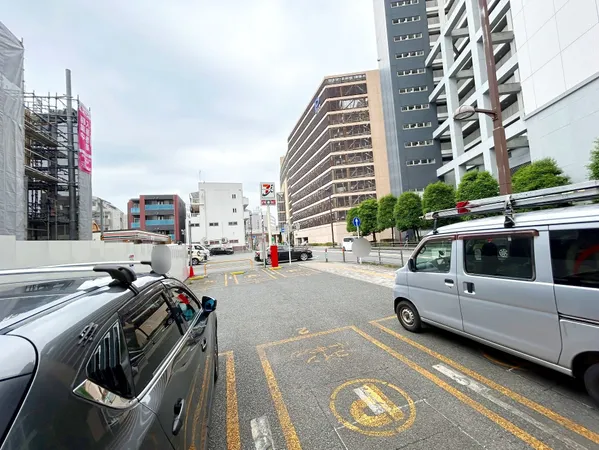 　〇 現地写真（現況：駐車場および隣接地に賃貸中）　令和7年7月撮影　○ 駅が近いので商業施設が充実
