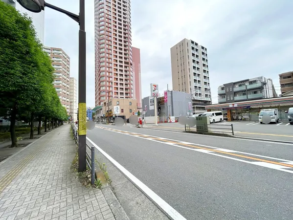 　〇 現地写真（現況：駐車場および隣接地に賃貸中）　令和7年7月撮影　○ 建蔽率／容積率：８０％／４００％　○ 駅が近いので商業施設が充実