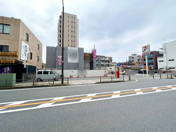 前面約15ｍ　公道（橋本駅北口線）東南角地　○ 建蔽率／容積率：８０％／４００％　○ 駅が近いので商業施設が充実