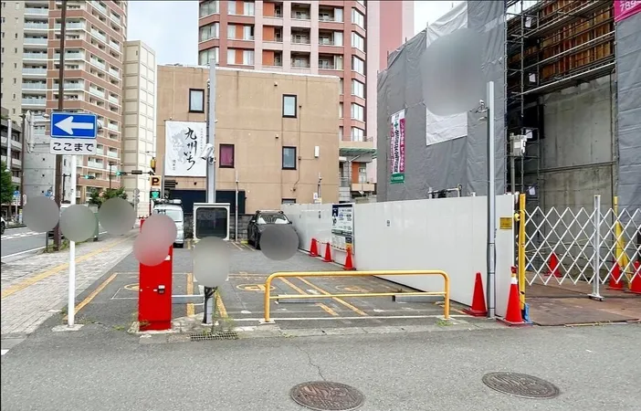 　〇 現地写真（現況：駐車場および隣接地に賃貸中）令和7年7月撮影　○ 建蔽率／容積率：８０％／４００％　○ 駅が近いので商業施設が充実