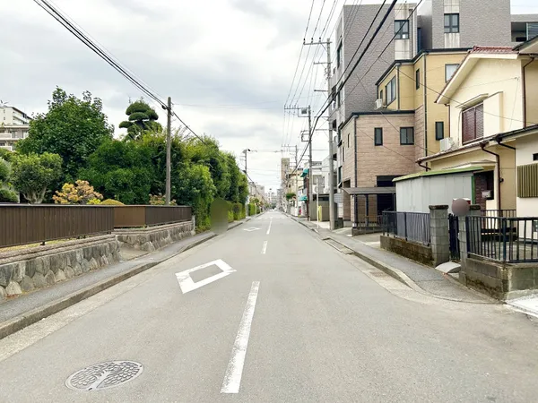 前面道路（前面８．０ｍ公道のため車庫入れも容易です。）